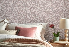 Rausvi tapetai su žolės ornamentais W251318503