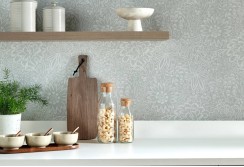 Pilki tapetai su baltų gėlių imitacija W251318803